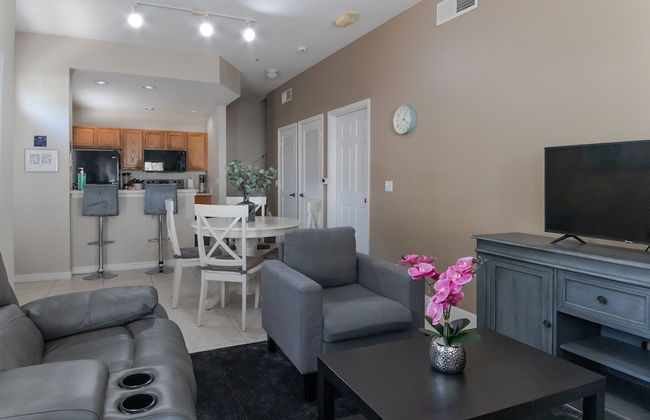 Charming Townhouse Near Disney - Photo 5