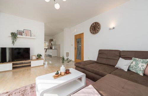 Villa Petra s bazenom, roštiljem i parkingom - Foto 27