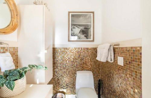 Surfside Villa by Rove Travel - Oceanfront Home with Hot Tub - Foto 39