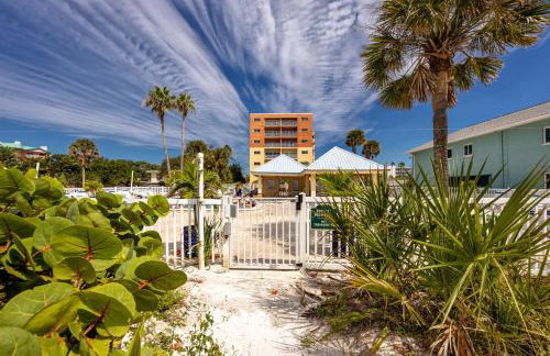Redington Beach Retreat - Immaculate Beach Condo with Water Views, Pool, Hot Tub - Foto 11