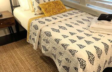 Walk Downtown & River Stylish Cozy Stay w Huge Porch - Foto 23