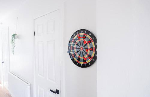 Spacious 3BR Weekend Getaway Home Near Etihad and Coop Live - Free Parking! - Foto 33