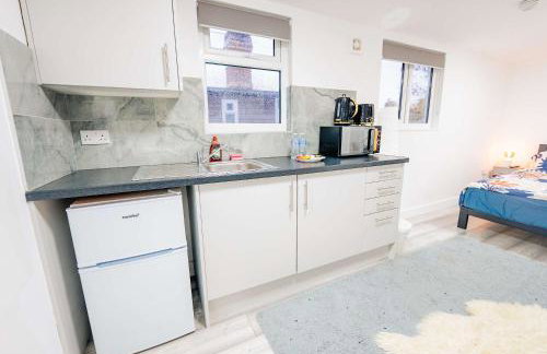 Free Hot Tub - Beautiful Studio with Fast WiFi - Photo 12