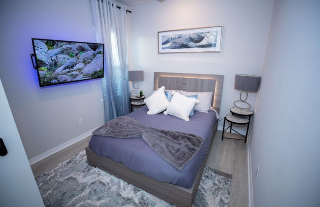 Brand New Modern Pet Friendly Zen Home W/ Private Home Theater & Hot Tub! 2 Bedroom Home by RedAwning - Photo 7