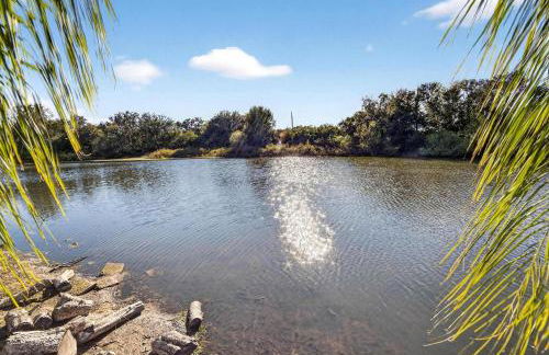 Lakefront 4-Bedroom Home with Pool - Foto 39