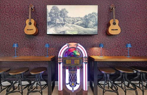 The Morrison - Karaoke Theater Backyard Oasis - Foto 26