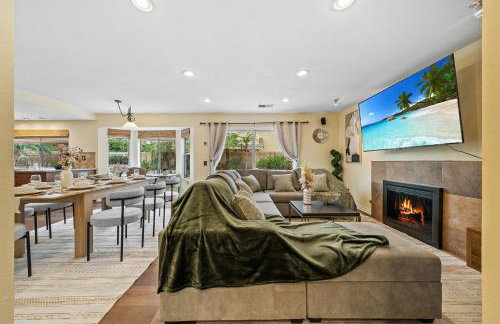 Entire Private Home with 4 Bedrooms, Pool, Hot Tub, King Bed, Garage, Available Now - Foto 47