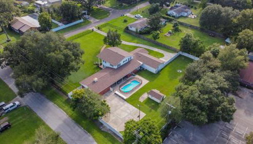 A Large Tropical Estate with 2 Acres of Space home - Foto 2