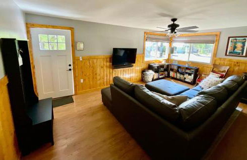 Beautiful Bungalow and Bunk House, Close to Lake - Foto 5