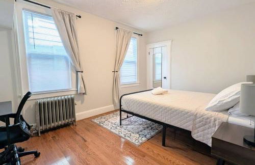 Cozy Gem 18Min to EWR, 8min > NYC Train + Parking - Foto 9