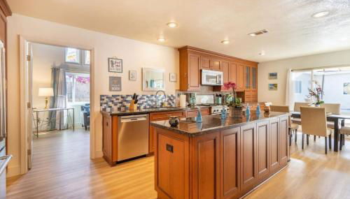 Stunning 4 Bedroom 1 Level- Pool, Spa, Grass Yard, Fire Pit, Garage, BBQ - Foto 4