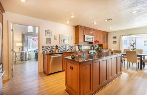 Stunning 4 Bedroom 1 Level- Pool, Spa, Grass Yard, Fire Pit, Garage, BBQ - Foto 4