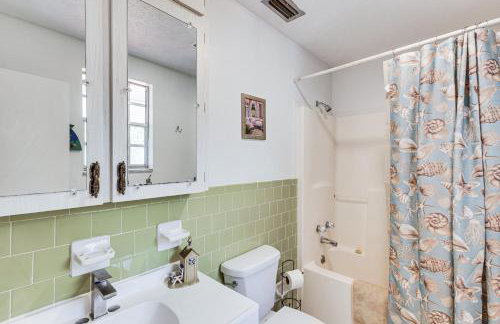 Steps to Beach Carrabelle Family Home with Patio! - Foto 16