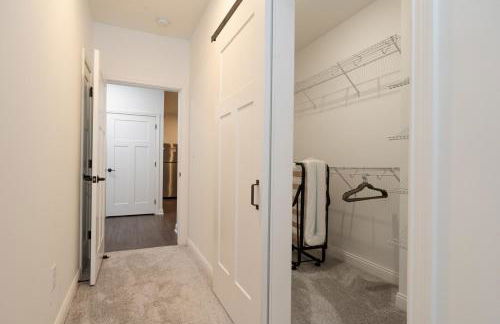 Sunrise Glow Spacious 2BR 2BA 2 King Beds Gym WFH - Foto 43