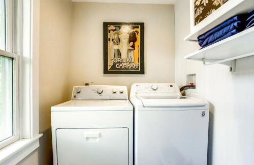 Charming Victorian Farmhouse on Historic Main St - Foto 22