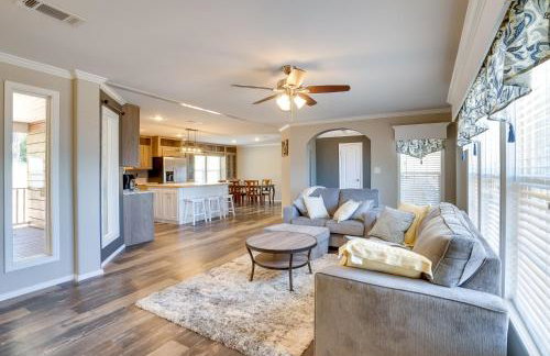 Fishermans Paradise Lake-View Home in Many! - Foto 1