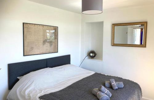 Lovely spacious flat with sea views, sunsets, garden and woodburner - Photo 17