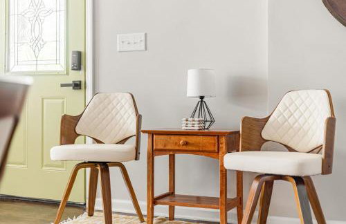 Chic 3BR Home with Fire Pit-Private Yard-Family Friendly - Foto 13