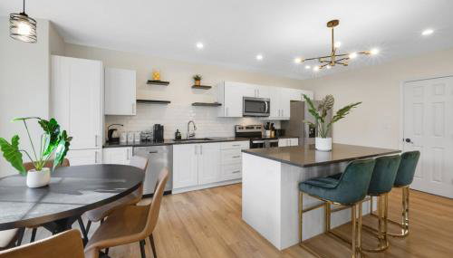 Spacious 5BR Home KING Bed Wi-Fi Parking - Photo 5