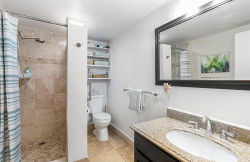 Stylish 1BR Apartment with AC Full Kitchen & WD - Just Steps to the Beach - Photo 17