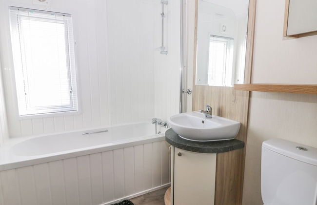 Superb Detached Lodge Located on Skipsea Sands - Photo 13