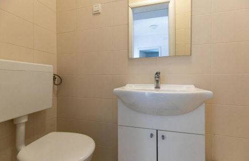 2 Bedroom Amazing Apartment In Klek - Photo 12