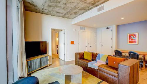 2BR Condo near Rainey St | Heated Pool | Gym | Bar - Foto 4