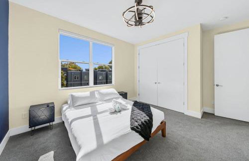 Modern 4-Story 3-BR Townhome with Rooftop Lounge - Foto 38