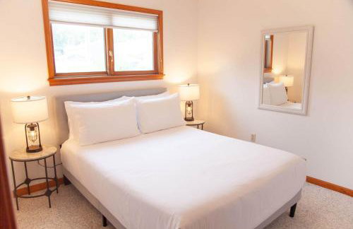 Katies Cottage Lakefront Stay with Hot Tub and Kayaks - Foto 18