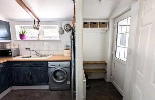 Quirky & cosy 1 or 2 bedroom house in peaceful village - Photo 4