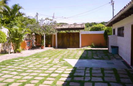 Belíssima Casa com extensa área externa - piscina, sauna, churrasqueira e campo de futebol - com 5 suítes e a 500 metros da Rua das Pedras - Foto 17