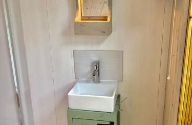 Charming tranquil Shepherds Hut with lakeside balcony 'Roach' - Foto 22