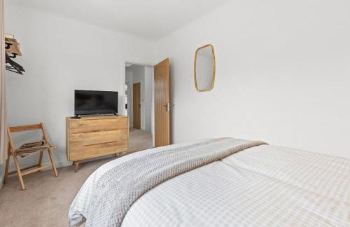 4 Bed Home sleeps 7 close to Cheshire Oaks Princes Rd - Photo 2