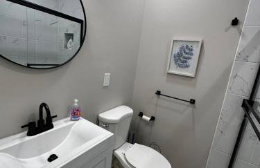 Modern Comfort in Historic East Baltimore Stylish 3BR Row Home - Photo 17