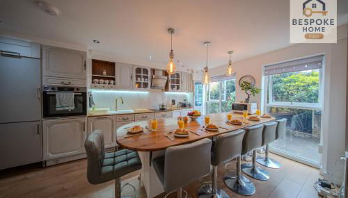 Modern 4 Bed 3 Bath House - 4 Groups with FREE Parking - Central London - Foto 2, stove, dishwasher, toaster