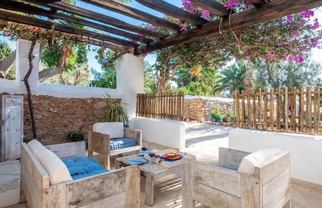 Traditional Villa With Garden - Photo 26