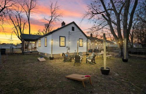 Urban Oasis Cozy Home Near Downtown with Game Room and Firepit - Foto 1