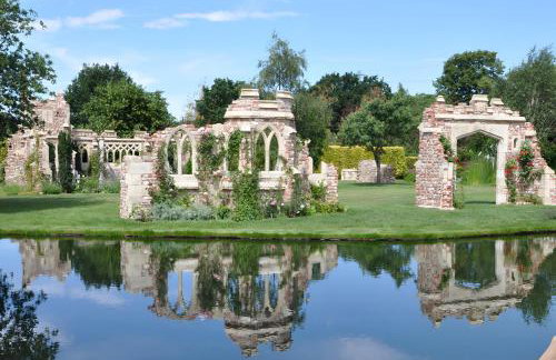 The Ultimate Hangout 4BR Modern House with Garden - Photo 33