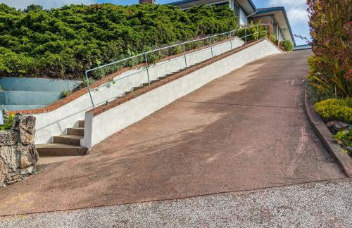 Stunning Bay-View Home in Kensington! - Photo 28