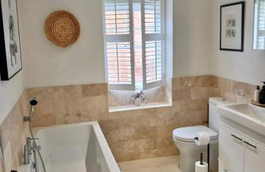 Cybil's Retreat - Renovated 2 bedroom house with enclosed garden - Photo 3