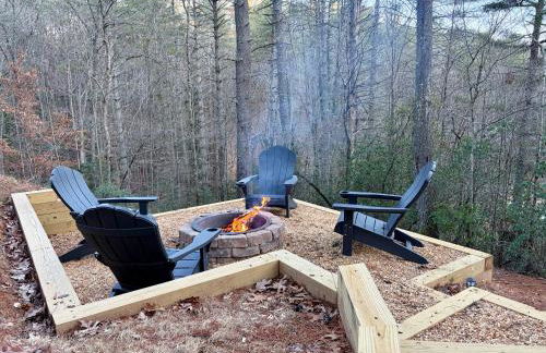 The cozy Lazy Laurel with year-round mountain views, hot tub, fire pit - Foto 2