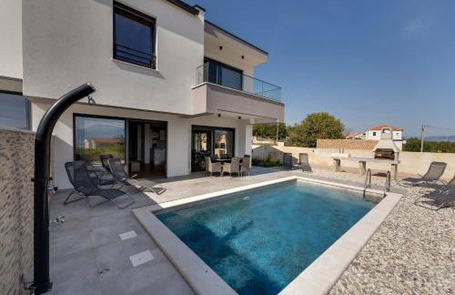 Villa Rosemary -semi-detached villa with a pool and a panoramic view, close to a sandy beach - by TRAVELER tourist agency Krk - Foto 10