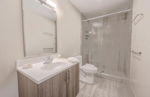 Lavishly Designed Home With Office Close to T - Photo 16