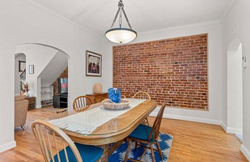 Sojourn Classic DC Rowhouse with Parking - Foto 14