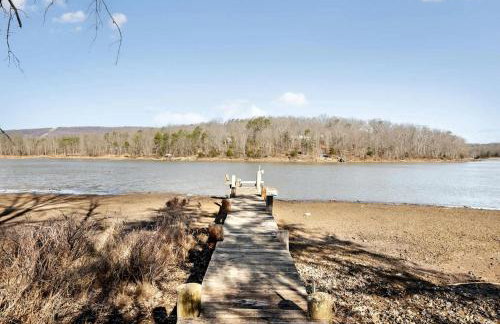 Lustrous Lakefront Cabin Oasis near Lake Ferndale in West Virginia - Foto 11