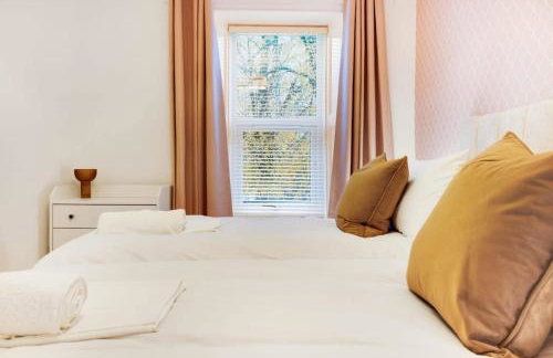 NEW! Luxurious Cottage in Durham by Stay With Us, Ideal for Large Groups & Families, Hot Tub, Sleeps 10! - Foto 50