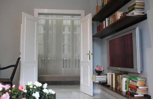 Elegant 2 Bedroom Apartment in Historic 1882 Building Central Sevilla Private Parking & Country Club Access - Foto 10