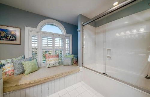 Backyard Oasis- Steps 2 Beach, Private Pool & Bar, Sleeps 16, 7 Bedrooms 5 and a half bathrooms "The Lucky Penny" - Foto 56