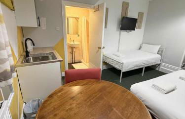 Ground Floor Studio Apartment in Gosport, Free Private Parking - Photo 2