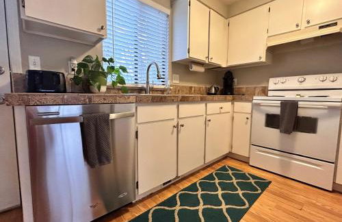 Luxe on Penn Family Friendly, Toddler amenities, baby proof with baby gate, toys, bath toys, cups and plates, Separate Workstation with Desk and Monitor, located in desirable SE Boise next to the Greenbelt and Boise River - Foto 10